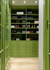 Г-образная гардеробная комната в зеленом цвете Санкт-Петербург