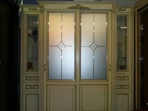 Классический шкаф купе массив с фацетными зеркалами и гравировкой Санкт-Петербург